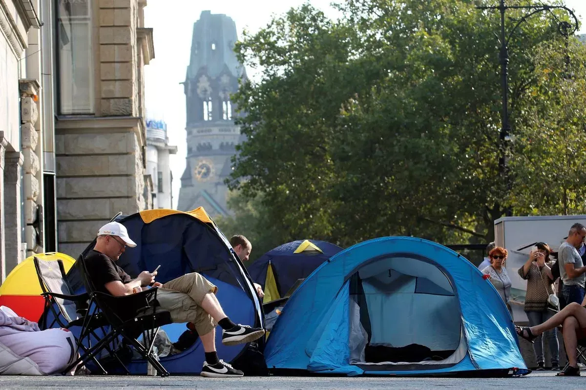 Apple fans queue by Apple Store 5 days before the iPhone release. Source: mirror.co.uk